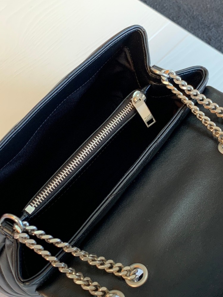 This is a classic quilted bag from the YSL (Yves Saint Laurent) Loulou collection, crafted with black lambskin leather and the iconic metal YSL logo, boasting a minimalist yet sophisticated style suitable for various daily and formal occasions.