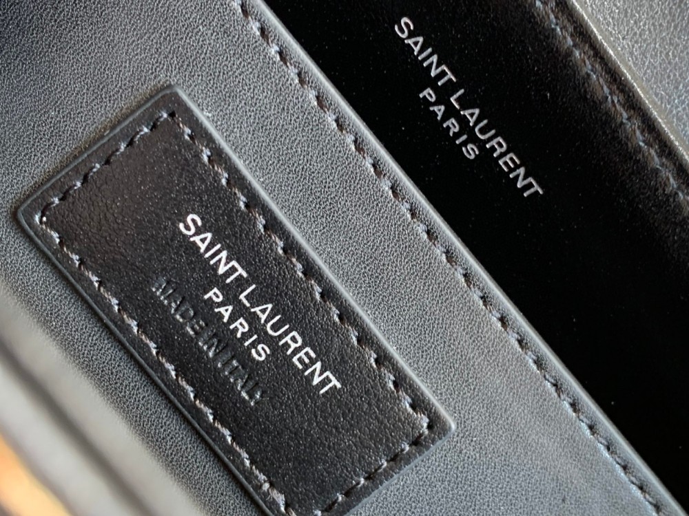 This is a classic quilted bag from the YSL (Yves Saint Laurent) Loulou collection, crafted with black lambskin leather and the iconic metal YSL logo, boasting a minimalist yet sophisticated style suitable for various daily and formal occasions.