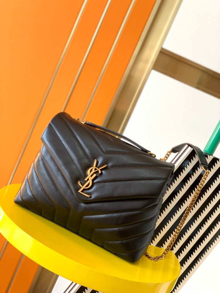 This is the YSL Loulou quilted bag, crafted from black lambskin leather with a gold-tone metal YSL logo and chain. It can be worn as a shoulder, crossbody, or top-handle bag, boasting a sophisticated and versatile style.
