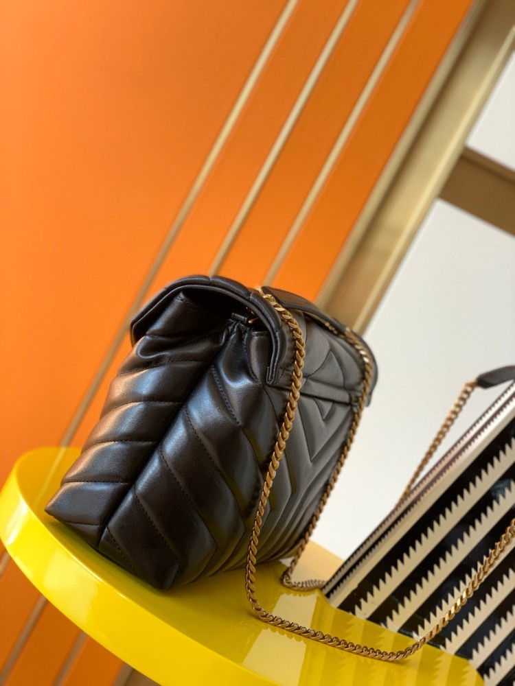 This is the YSL Loulou quilted bag, crafted from black lambskin leather with a gold-tone metal YSL logo and chain. It can be worn as a shoulder, crossbody, or top-handle bag, boasting a sophisticated and versatile style.