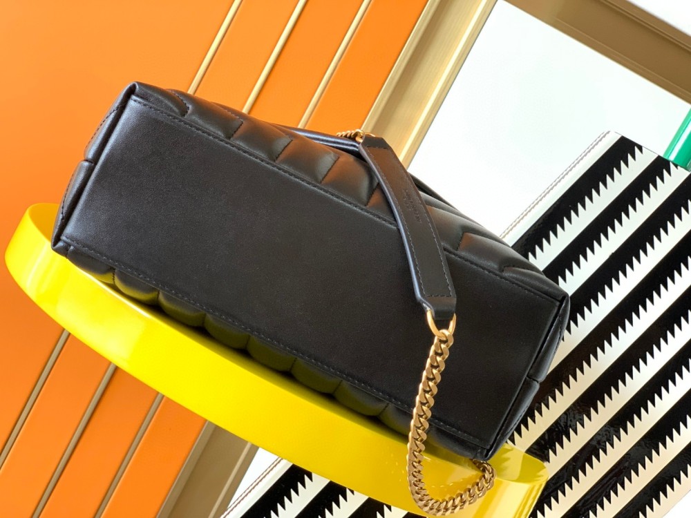 This is the YSL Loulou quilted bag, crafted from black lambskin leather with a gold-tone metal YSL logo and chain. It can be worn as a shoulder, crossbody, or top-handle bag, boasting a sophisticated and versatile style.
