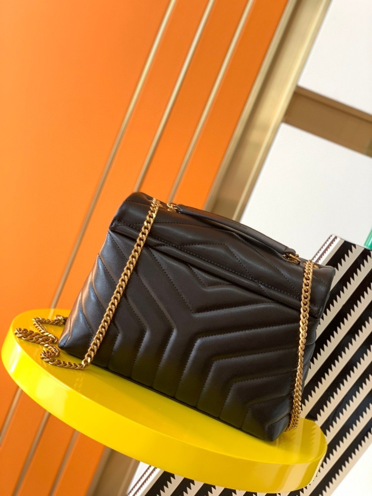 This is the YSL Loulou quilted bag, crafted from black lambskin leather with a gold-tone metal YSL logo and chain. It can be worn as a shoulder, crossbody, or top-handle bag, boasting a sophisticated and versatile style.