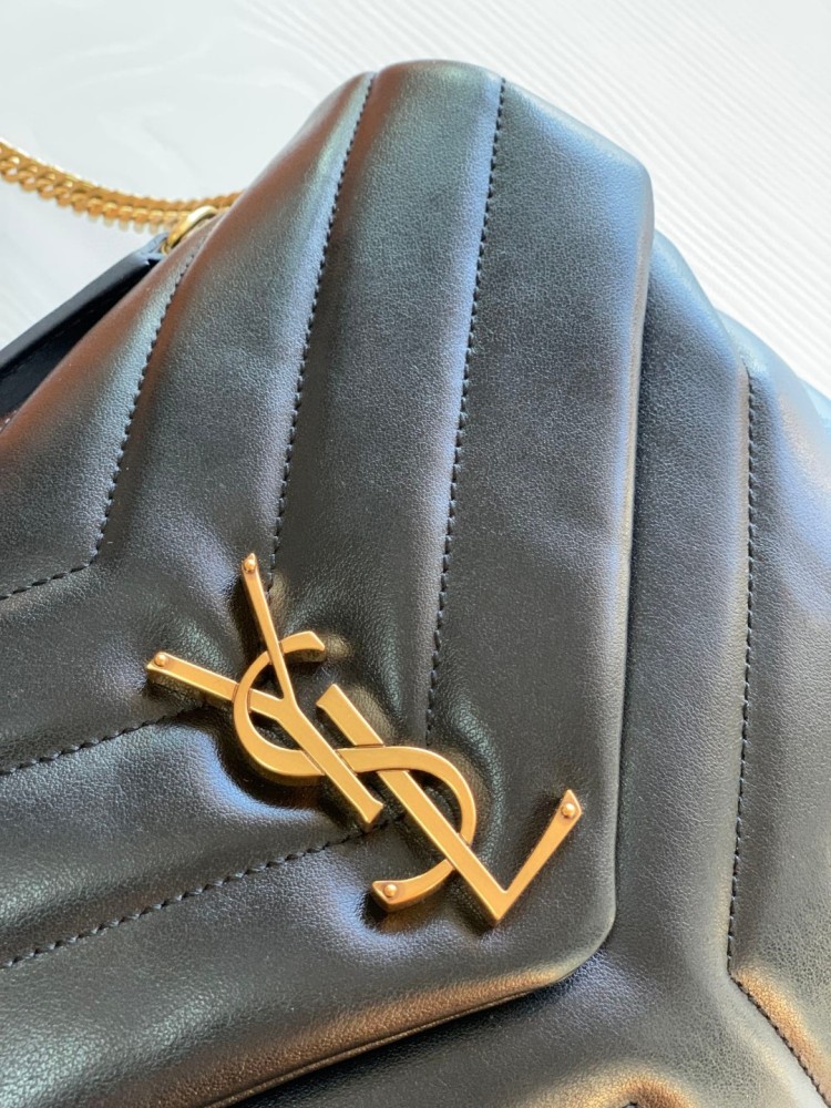 This is the YSL Loulou quilted bag, crafted from black lambskin leather with a gold-tone metal YSL logo and chain. It can be worn as a shoulder, crossbody, or top-handle bag, boasting a sophisticated and versatile style.
