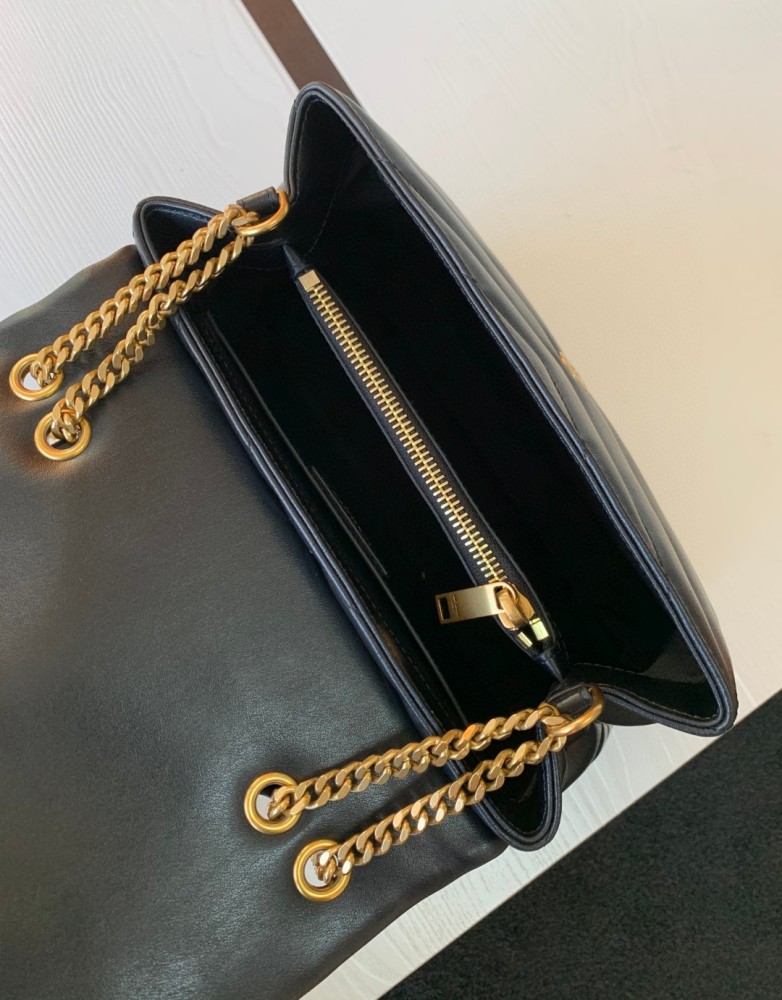 This is the YSL Loulou quilted bag, crafted from black lambskin leather with a gold-tone metal YSL logo and chain. It can be worn as a shoulder, crossbody, or top-handle bag, boasting a sophisticated and versatile style.