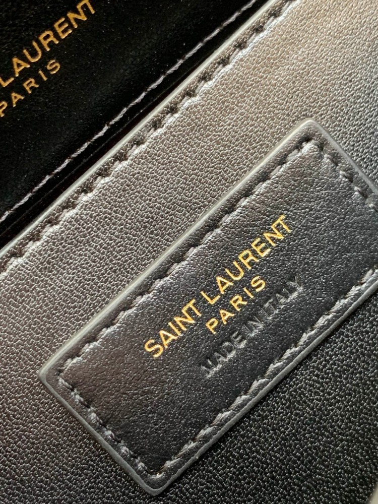 This is the YSL Loulou quilted bag, crafted from black lambskin leather with a gold-tone metal YSL logo and chain. It can be worn as a shoulder, crossbody, or top-handle bag, boasting a sophisticated and versatile style.
