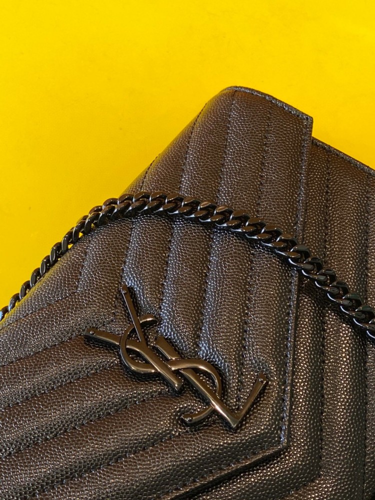 This is the YSL Cassandre all-black quilted chain bag, made of matte grained leather, suitable for shoulder or crossbody wear.