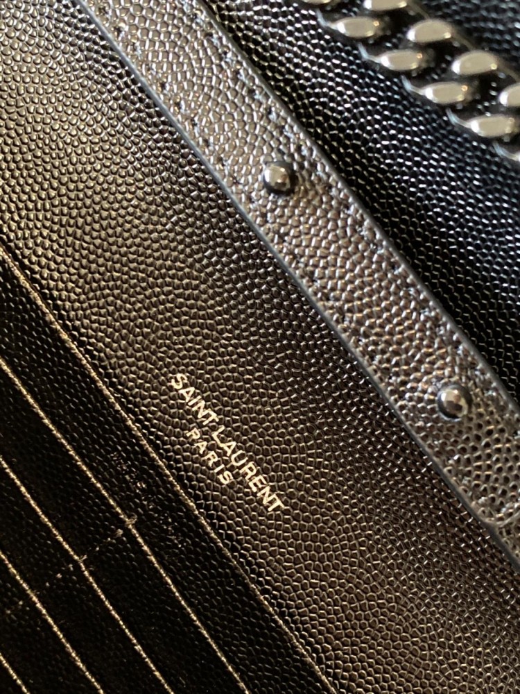 This is the YSL Cassandre all-black quilted chain bag, made of matte grained leather, suitable for shoulder or crossbody wear.
