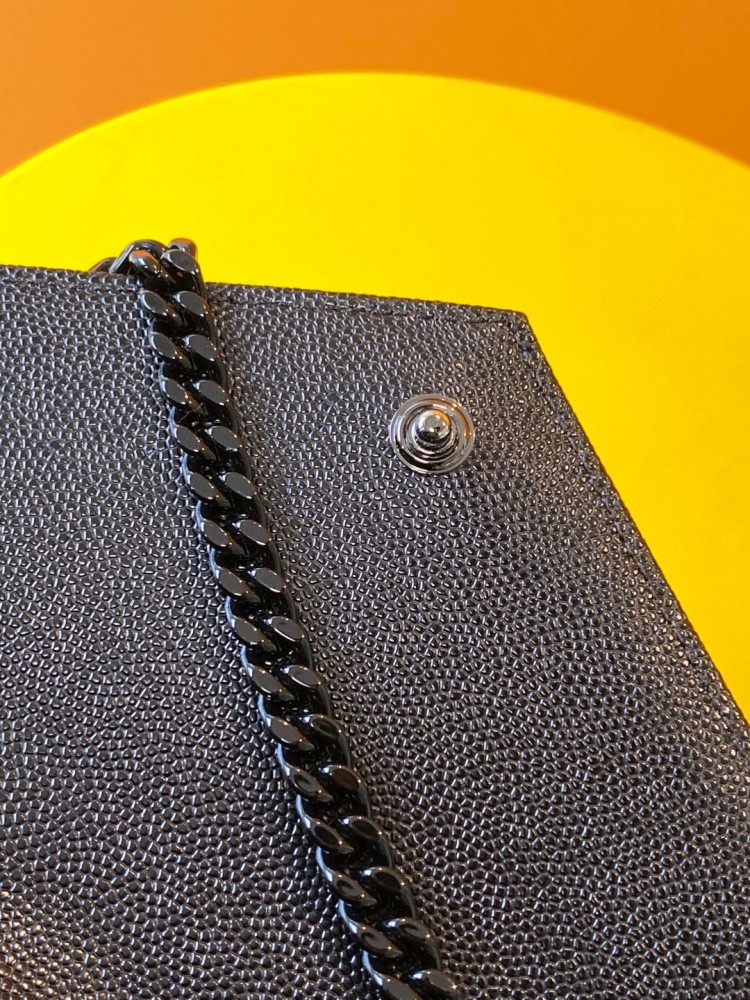 This is the YSL Cassandre all-black quilted chain bag, made of matte grained leather, suitable for shoulder or crossbody wear.