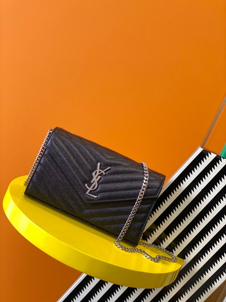 This is the YSL Cassandre all-black quilted chain bag, made of matte grained leather, suitable for shoulder or crossbody wear.