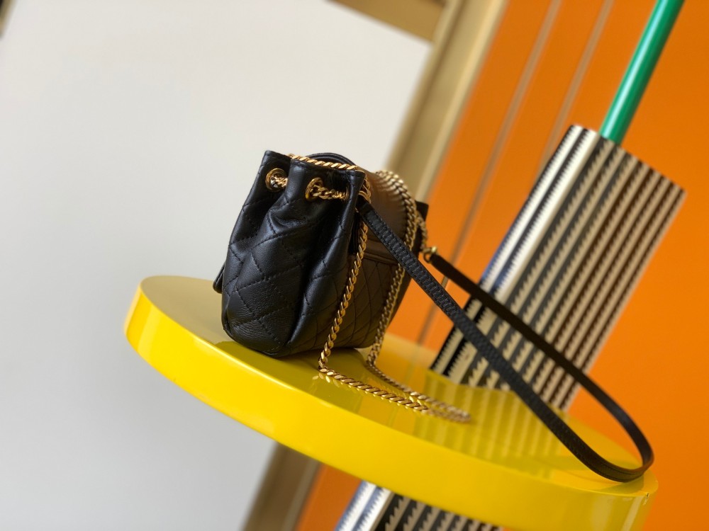 This is a quilted chain bag from YSL (Yves Saint Laurent), crafted from soft black leather with a gold-tone metal YSL logo and chain strap. It features a sleek and sophisticated design, suitable for shoulder or crossbody wear.