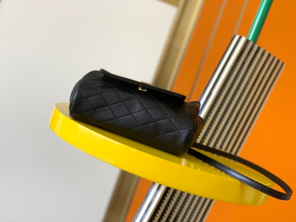 This is a quilted chain bag from YSL (Yves Saint Laurent), crafted from soft black leather with a gold-tone metal YSL logo and chain strap. It features a sleek and sophisticated design, suitable for shoulder or crossbody wear.