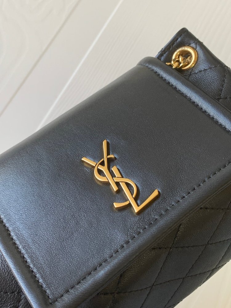 This is a quilted chain bag from YSL (Yves Saint Laurent), crafted from soft black leather with a gold-tone metal YSL logo and chain strap. It features a sleek and sophisticated design, suitable for shoulder or crossbody wear.