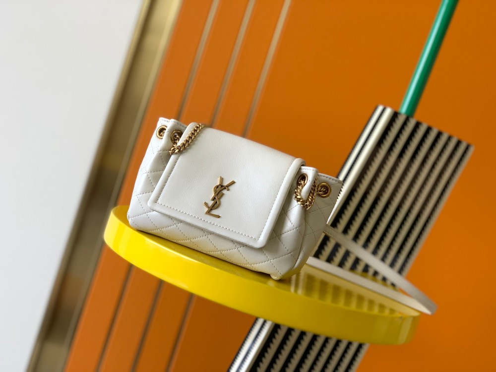 This is a quilted chain bag from YSL (Yves Saint Laurent), crafted from soft white leather with a gold-tone metal YSL logo and chain strap. It features a fresh and minimalist design, suitable for shoulder or crossbody wear.
