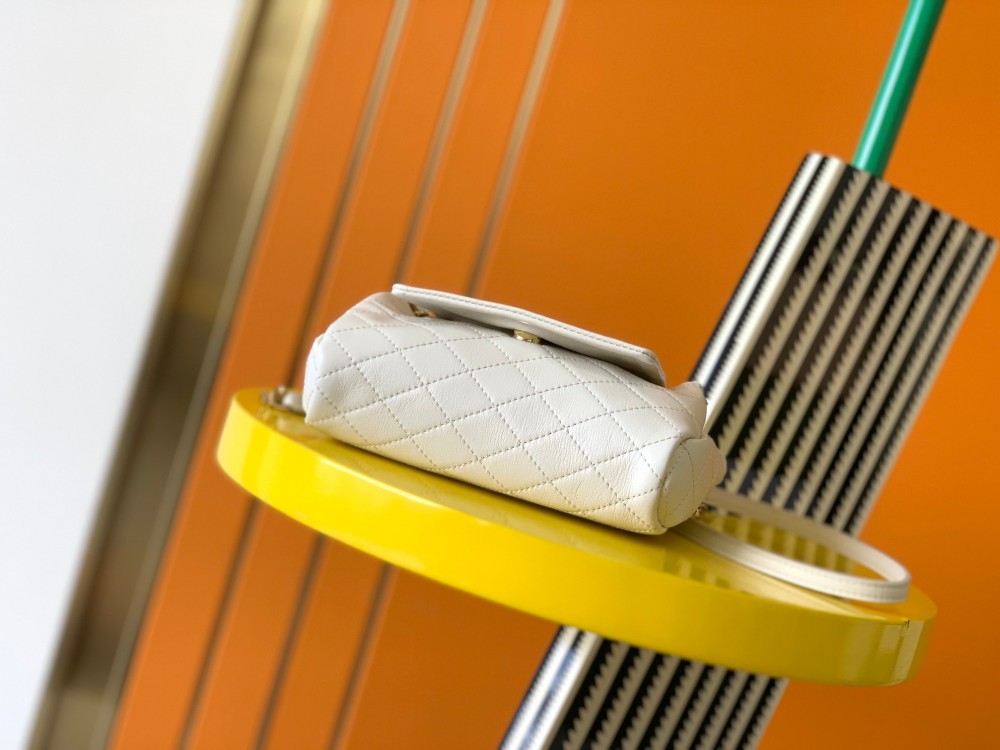 This is a quilted chain bag from YSL (Yves Saint Laurent), crafted from soft white leather with a gold-tone metal YSL logo and chain strap. It features a fresh and minimalist design, suitable for shoulder or crossbody wear.