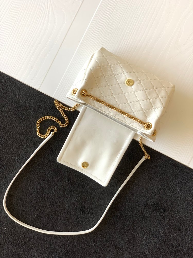 This is a quilted chain bag from YSL (Yves Saint Laurent), crafted from soft white leather with a gold-tone metal YSL logo and chain strap. It features a fresh and minimalist design, suitable for shoulder or crossbody wear.