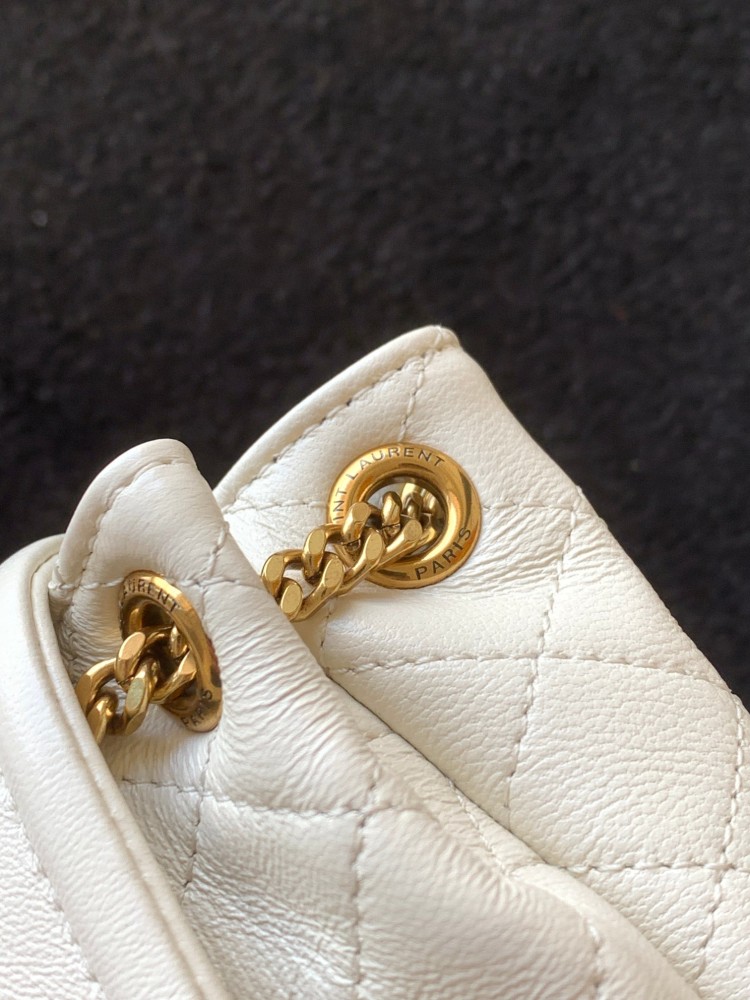 This is a quilted chain bag from YSL (Yves Saint Laurent), crafted from soft white leather with a gold-tone metal YSL logo and chain strap. It features a fresh and minimalist design, suitable for shoulder or crossbody wear.
