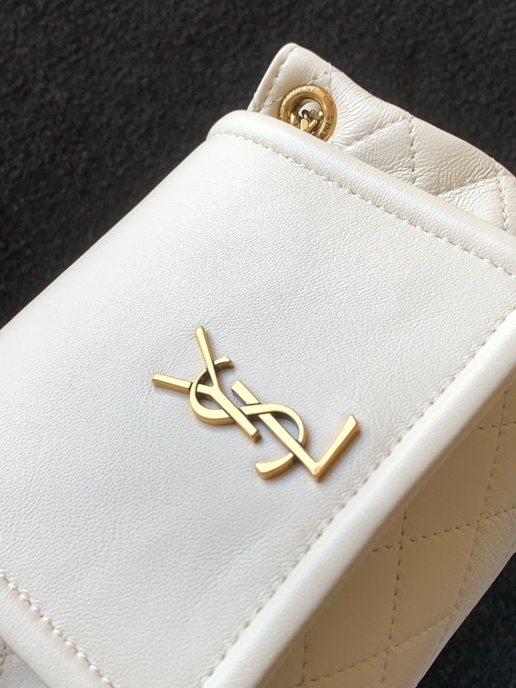 This is a quilted chain bag from YSL (Yves Saint Laurent), crafted from soft white leather with a gold-tone metal YSL logo and chain strap. It features a fresh and minimalist design, suitable for shoulder or crossbody wear.