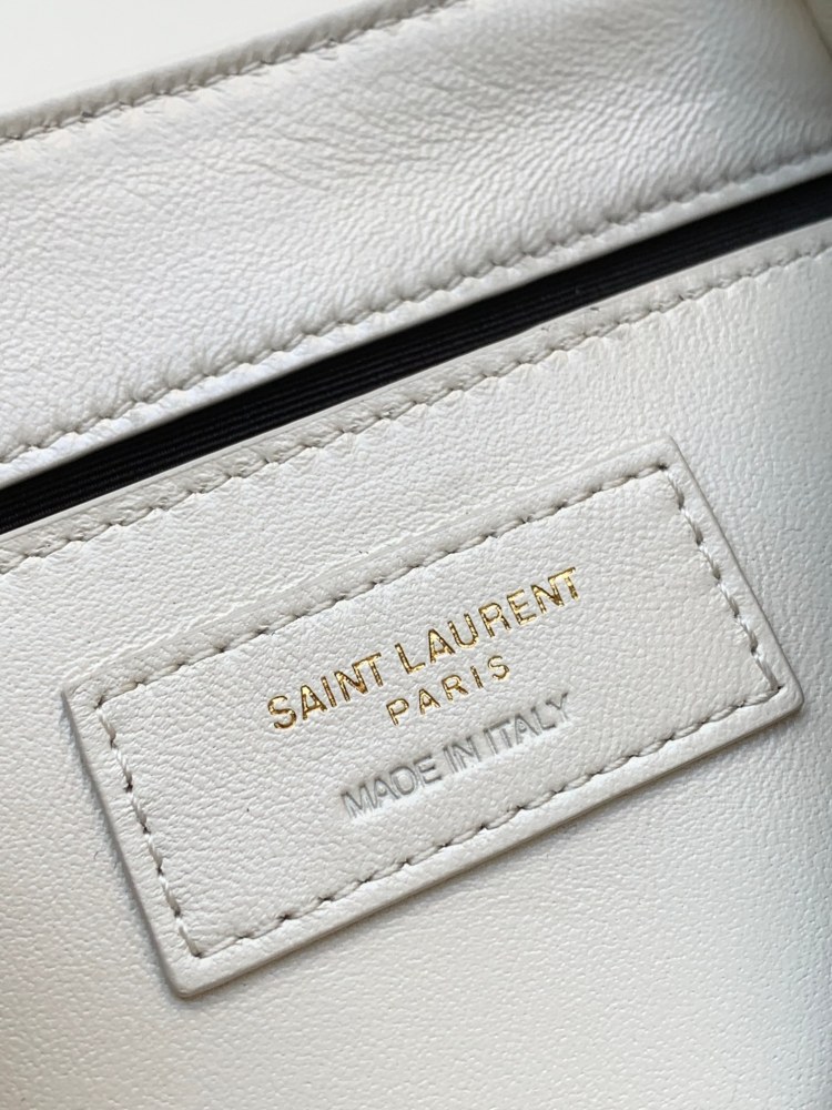 This is a quilted chain bag from YSL (Yves Saint Laurent), crafted from soft white leather with a gold-tone metal YSL logo and chain strap. It features a fresh and minimalist design, suitable for shoulder or crossbody wear.