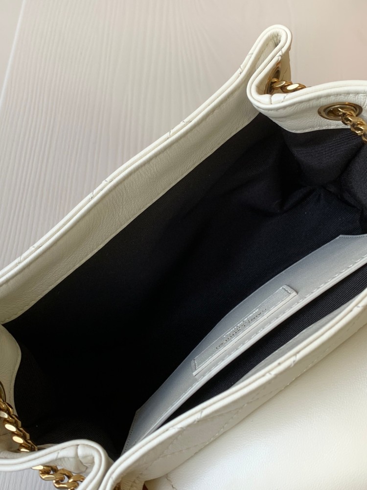 This is a quilted chain bag from YSL (Yves Saint Laurent), crafted from soft white leather with a gold-tone metal YSL logo and chain strap. It features a fresh and minimalist design, suitable for shoulder or crossbody wear.