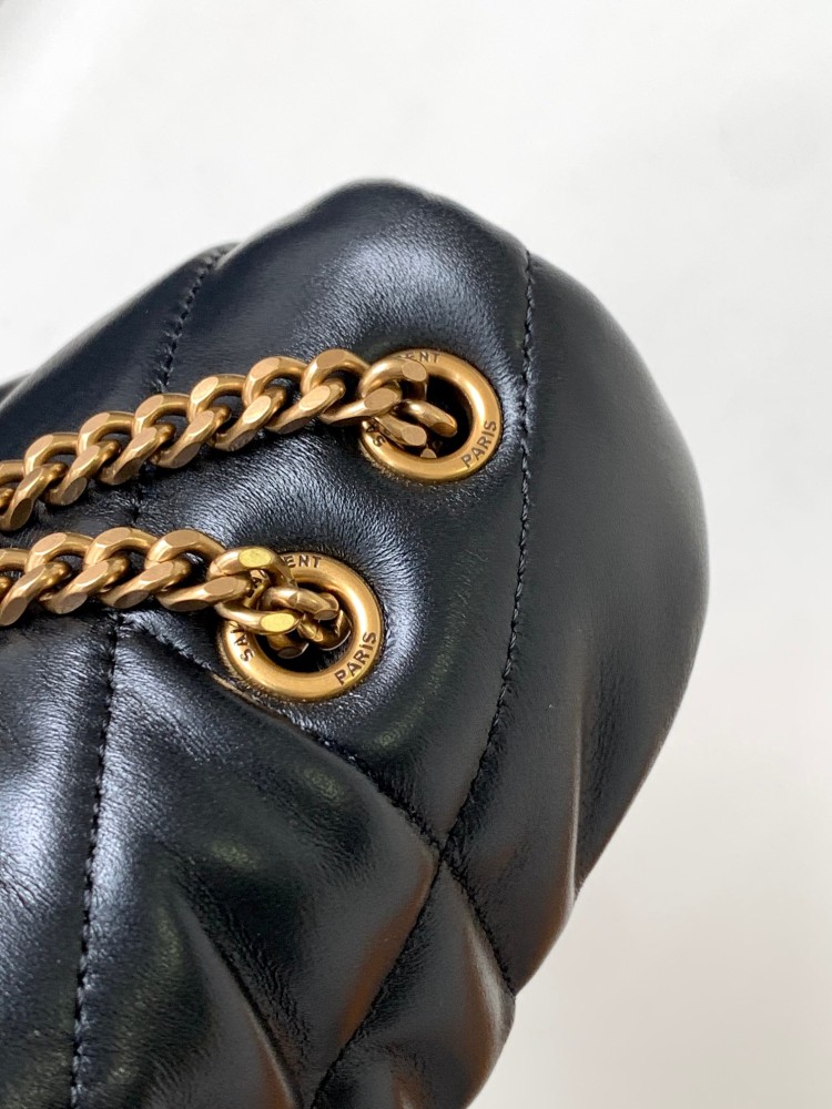 This is the YSL Loulou Puffer quilted bag, made of black lambskin leather, suitable for shoulder or crossbody wear.