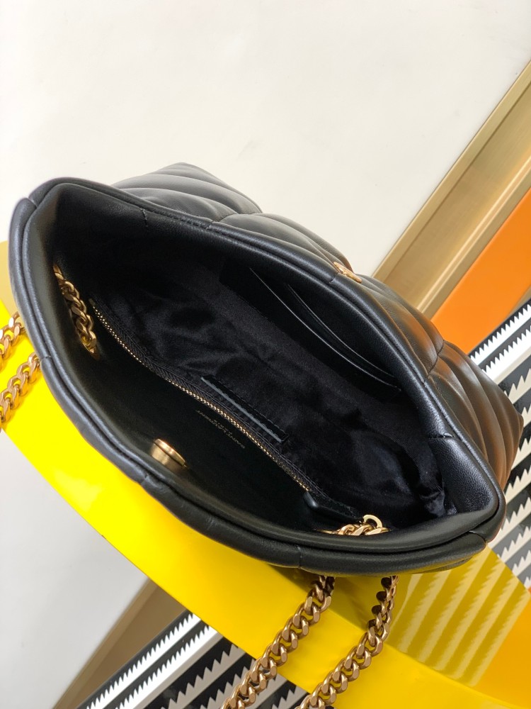 This is the YSL Loulou Puffer quilted bag, made of black lambskin leather, suitable for shoulder or crossbody wear.