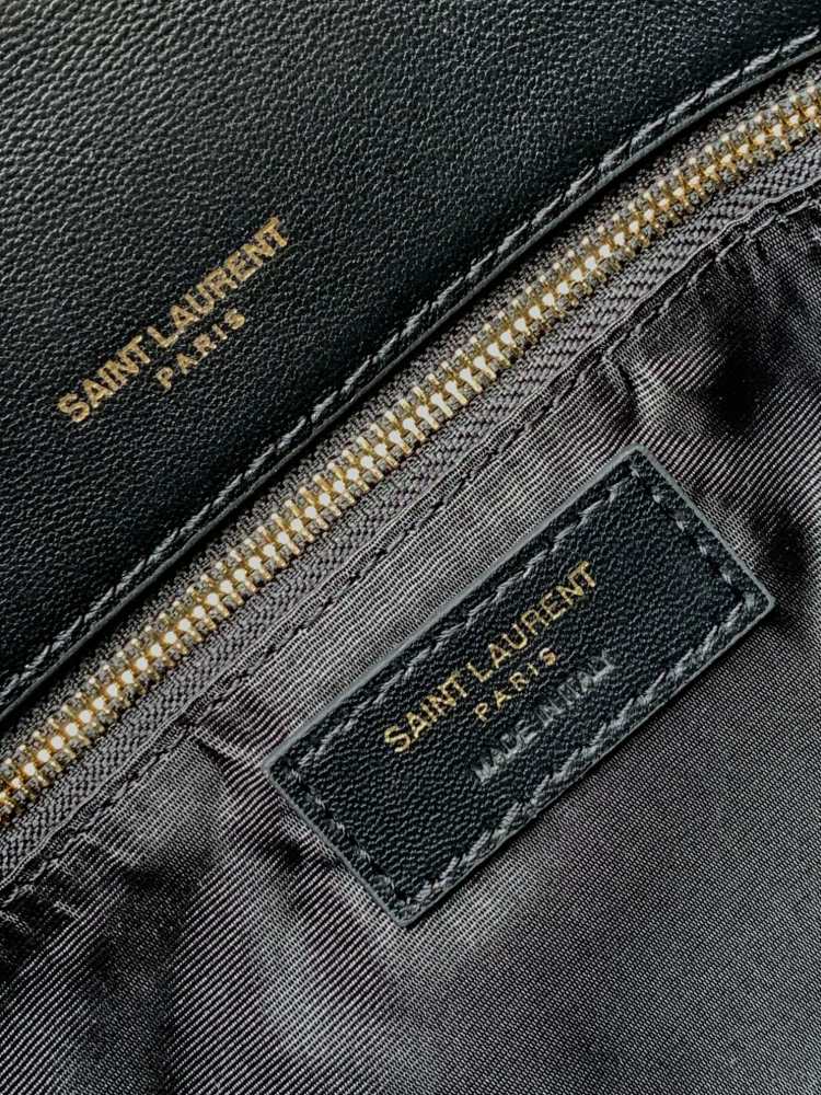 This is the YSL Loulou Puffer quilted bag, made of black lambskin leather, suitable for shoulder or crossbody wear.
