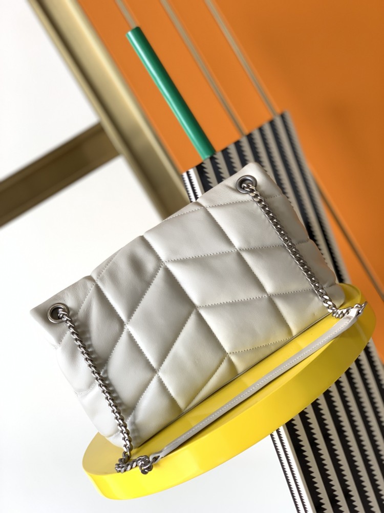 This is the YSL Loulou Puffer quilted bag, crafted from white soft leather with a silver YSL logo, featuring a relaxed yet sophisticated style and suitable for shoulder or crossbody wear.