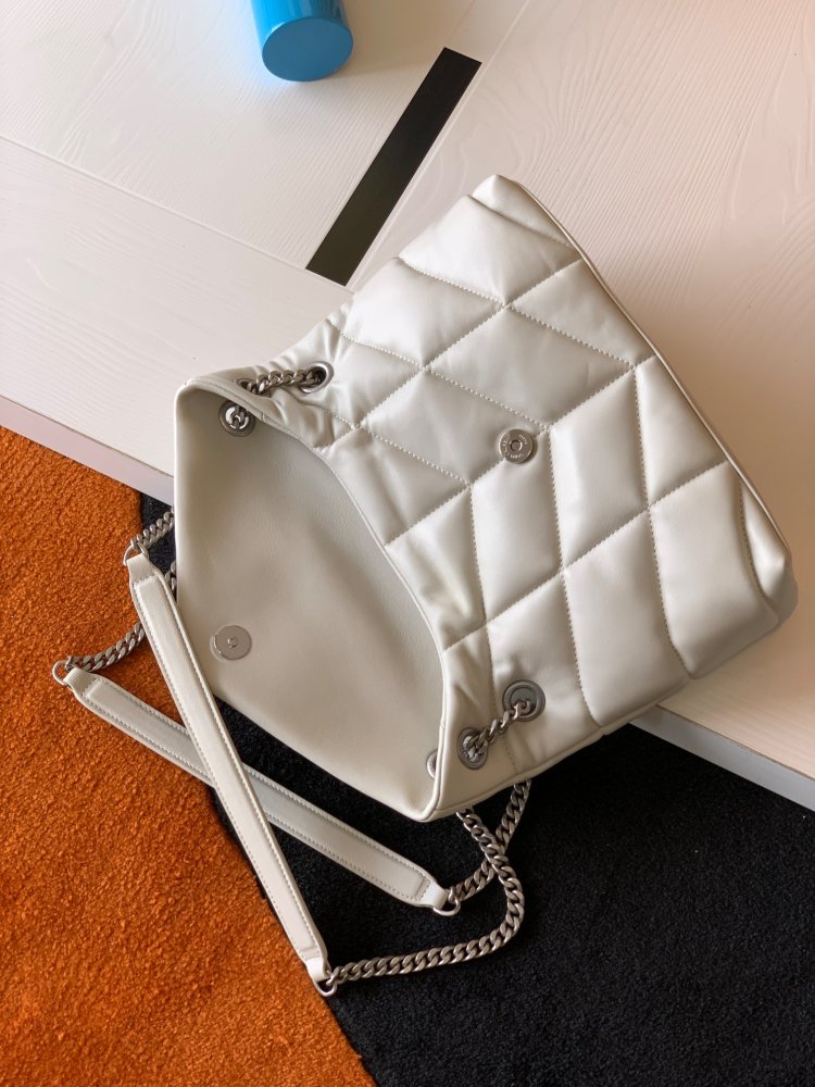 This is the YSL Loulou Puffer quilted bag, crafted from white soft leather with a silver YSL logo, featuring a relaxed yet sophisticated style and suitable for shoulder or crossbody wear.