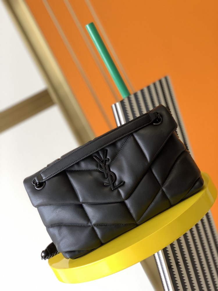 This is a classic quilted bag from YSL (Yves Saint Laurent), crafted from matte black leather with iconic silver metal YSL turnlock accents. It boasts a minimalist yet high-end style, suitable for both daily and formal occasions.