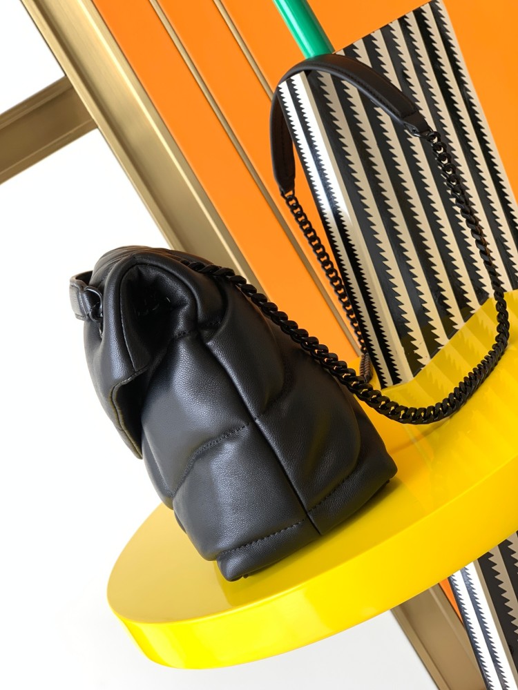 This is a classic quilted bag from YSL (Yves Saint Laurent), crafted from matte black leather with iconic silver metal YSL turnlock accents. It boasts a minimalist yet high-end style, suitable for both daily and formal occasions.