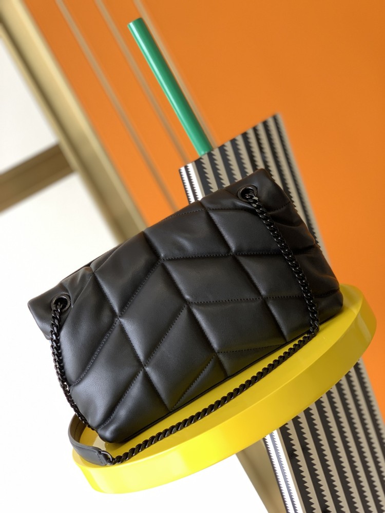 This is a classic quilted bag from YSL (Yves Saint Laurent), crafted from matte black leather with iconic silver metal YSL turnlock accents. It boasts a minimalist yet high-end style, suitable for both daily and formal occasions.