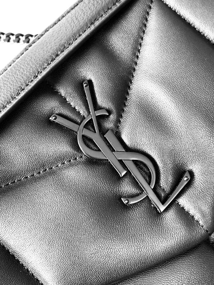 This is a classic quilted bag from YSL (Yves Saint Laurent), crafted from matte black leather with iconic silver metal YSL turnlock accents. It boasts a minimalist yet high-end style, suitable for both daily and formal occasions.