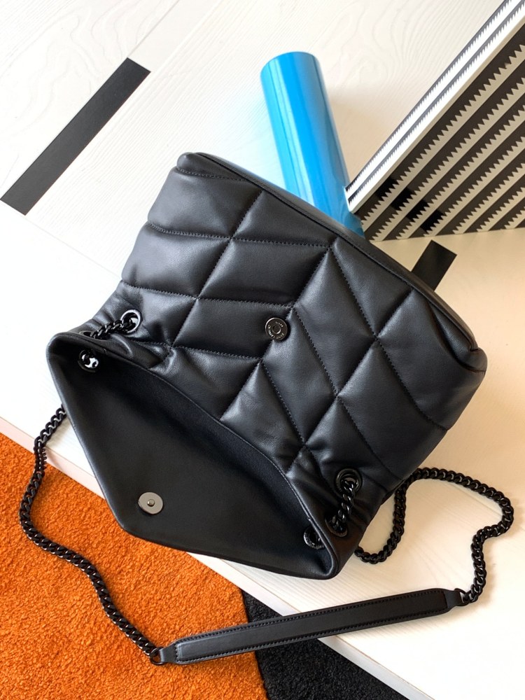 This is a classic quilted bag from YSL (Yves Saint Laurent), crafted from matte black leather with iconic silver metal YSL turnlock accents. It boasts a minimalist yet high-end style, suitable for both daily and formal occasions.