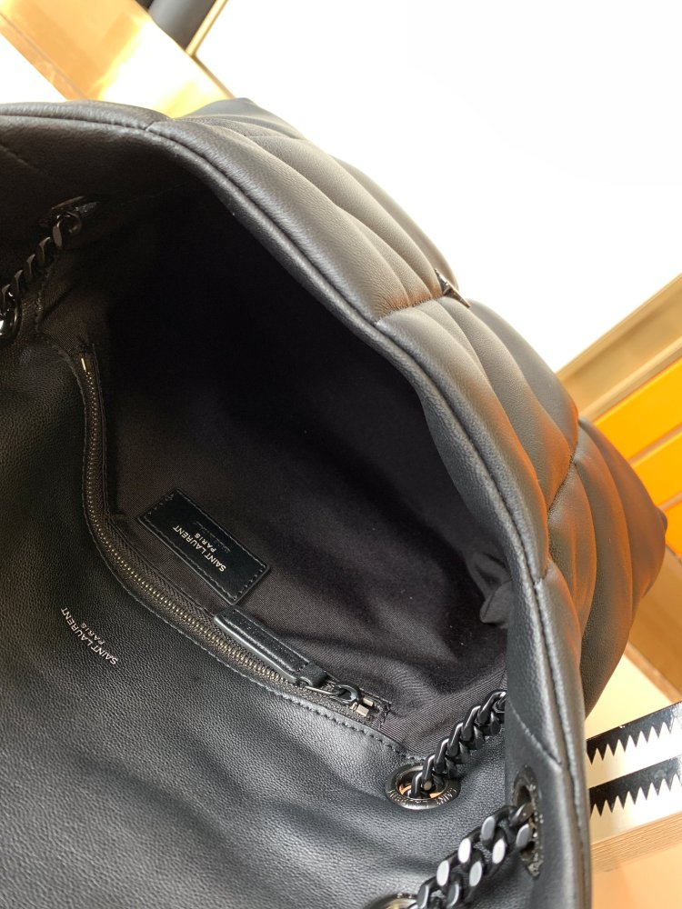 This is a classic quilted bag from YSL (Yves Saint Laurent), crafted from matte black leather with iconic silver metal YSL turnlock accents. It boasts a minimalist yet high-end style, suitable for both daily and formal occasions.