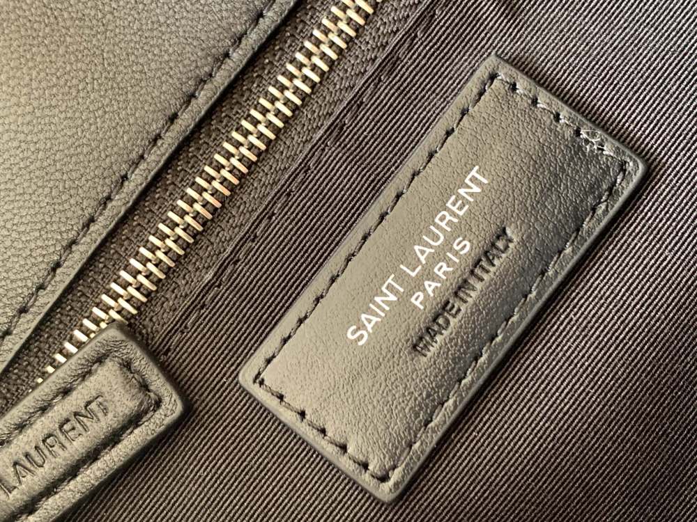 This is a classic quilted bag from YSL (Yves Saint Laurent), crafted from matte black leather with iconic silver metal YSL turnlock accents. It boasts a minimalist yet high-end style, suitable for both daily and formal occasions.