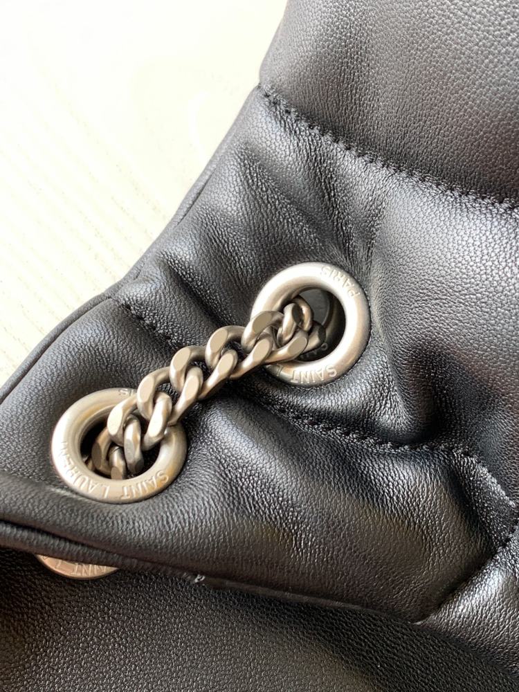 This is the YSL Loulou Puffer quilted bag, crafted from black soft leather with a silver YSL logo, featuring a relaxed yet sophisticated style and suitable for shoulder or crossbody wear.