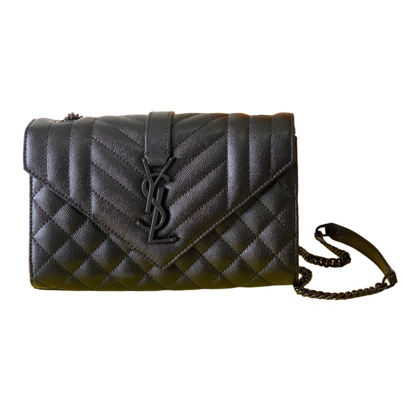 This is a quilted envelope bag from YSL, crafted in black caviar leather with a matching black logo and metal chain strap, suitable for shoulder or crossbody wear.