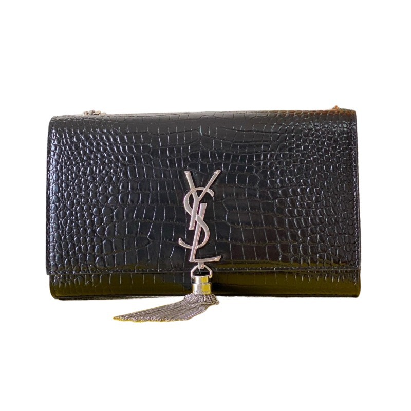 This is the YSL Kate tassel chain bag, made of black crocodile-embossed leather with silver-tone logo and tassel, suitable for shoulder or crossbody wear.