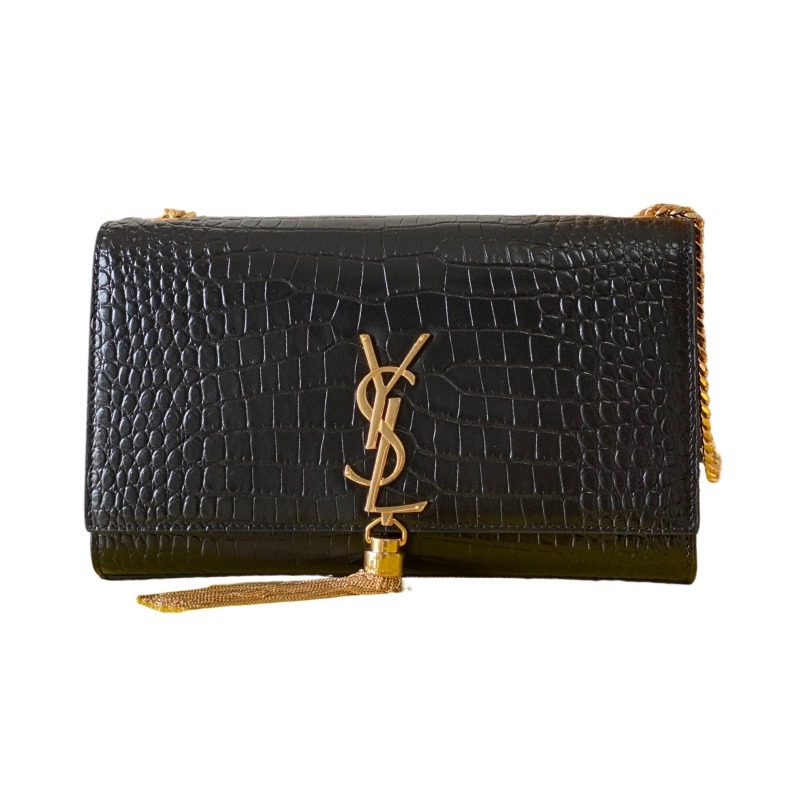 This is the YSL Kate tassel chain bag, made of black crocodile-embossed leather with gold-tone logo and tassel, suitable for shoulder or crossbody wear.
