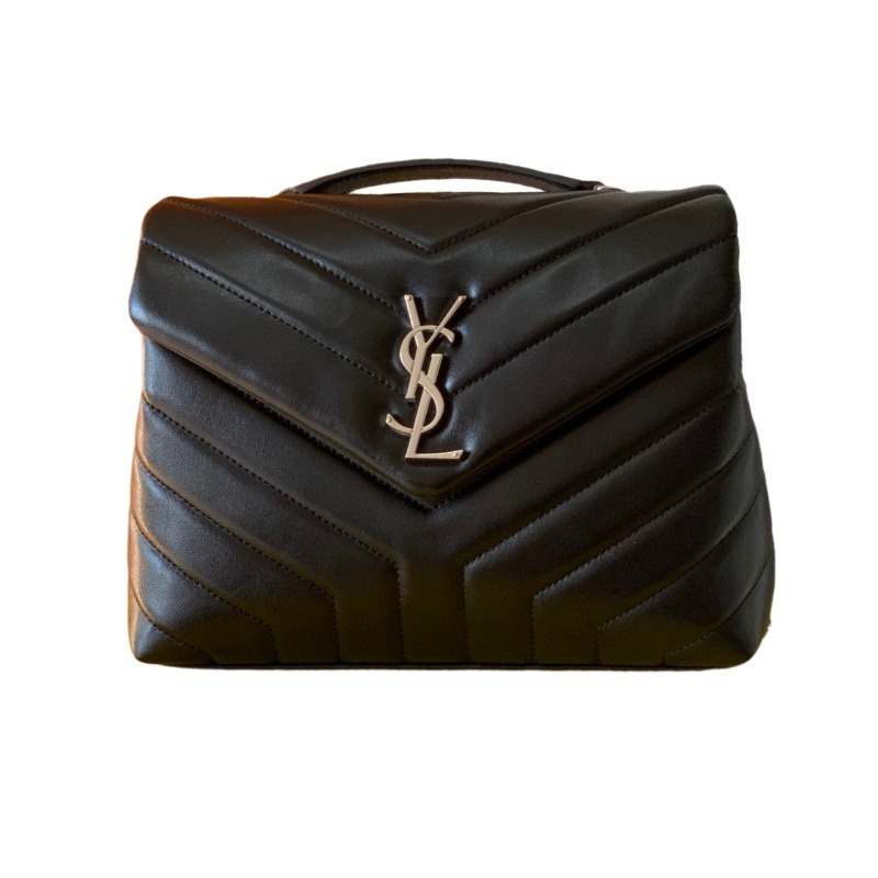 This is a classic quilted bag from the YSL (Yves Saint Laurent) Loulou collection, crafted with black lambskin leather and the iconic metal YSL logo, boasting a minimalist yet sophisticated style suitable for various daily and formal occasions.