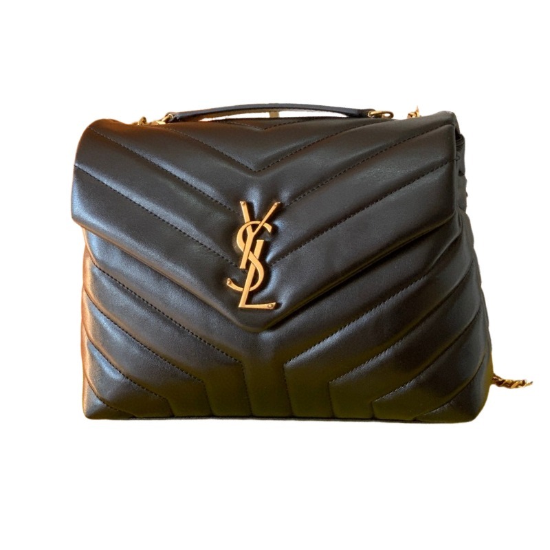 This is the YSL Loulou quilted bag, crafted from black lambskin leather with a gold-tone metal YSL logo and chain. It can be worn as a shoulder, crossbody, or top-handle bag, boasting a sophisticated and versatile style.