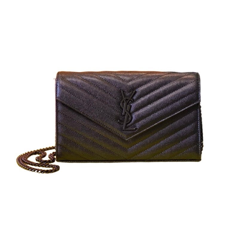 This is the YSL Cassandre all-black quilted chain bag, made of matte grained leather, suitable for shoulder or crossbody wear.