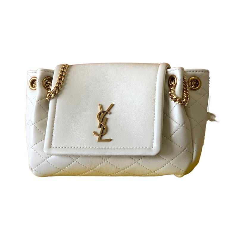 This is a quilted chain bag from YSL (Yves Saint Laurent), crafted from soft white leather with a gold-tone metal YSL logo and chain strap. It features a fresh and minimalist design, suitable for shoulder or crossbody wear.