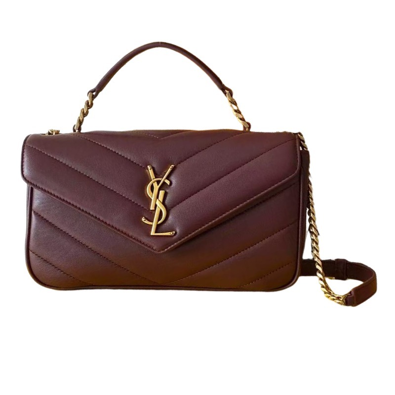 This is a tote bag from the YSL (Yves Saint Laurent) Loulou collection, crafted from burgundy quilted leather with a gold-tone metal YSL logo and chain. It can be carried by hand, on the shoulder, or crossbody, boasting an elegant and retro design.