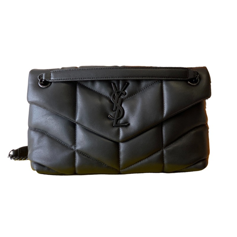 This is a classic quilted bag from YSL (Yves Saint Laurent), crafted from matte black leather with iconic silver metal YSL turnlock accents. It boasts a minimalist yet high-end style, suitable for both daily and formal occasions.