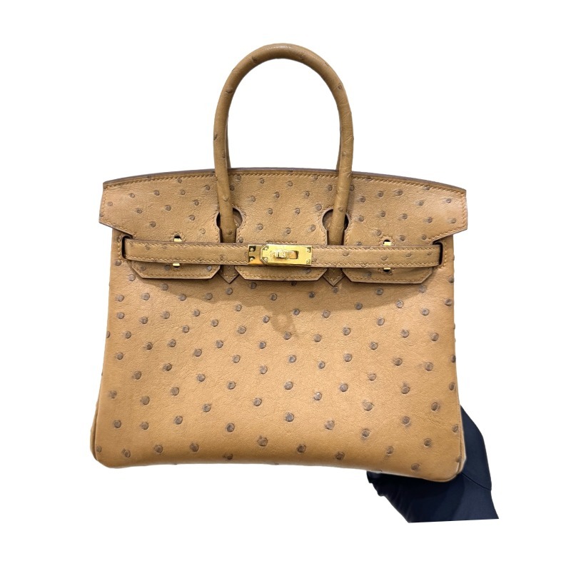 The Hermès Birkin 30 in Ostrich leather—in the "Milk Tea" shade (also known as "Light Camel" or "Sand") paired with gold hardware—stands as one of the quintessential examples of rare-skin handbags with a soft, gentle aesthetic.