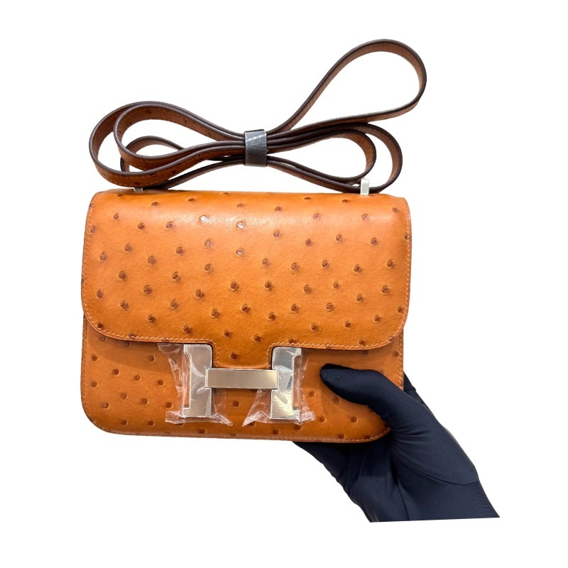 The Hermès Constance 19 handbag in ostrich leather—featuring the classic Gold (Natural/Caramel) hue paired with silver hardware—stands as a quintessential example among Hermès' exotic skins: understated yet enduringly elegant, and exuding an unmistakable