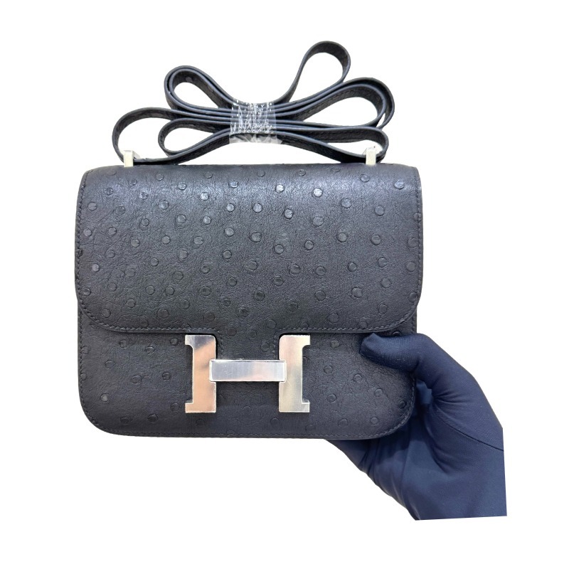 The Hermès Constance 19 handbag in ostrich leather—featuring classic black paired with silver hardware—stands as an understated yet highly recognizable icon within the brand's rare skins collection.