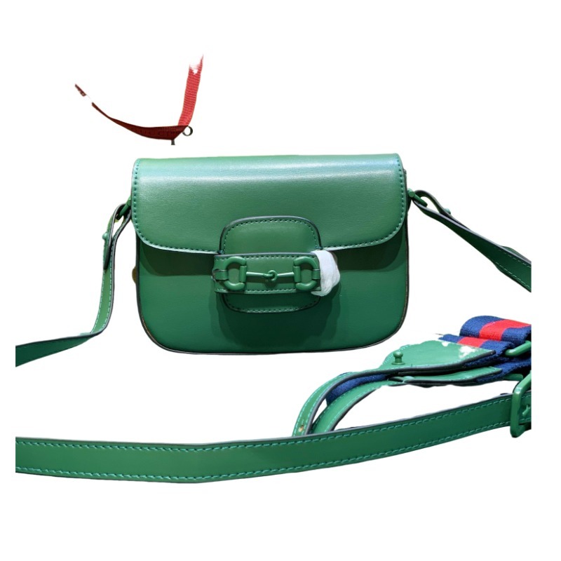 The Gucci Horsebit 1955 series all-leather green mini crossbody bag is a popular style from the 1955 collection, exuding a retro and vibrant feel.