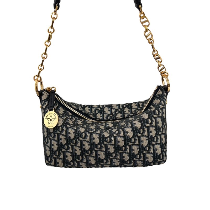 Dior's new Oblique monogram chain shoulder bag (Hobo) is a highly popular and practical style that has been trending in recent years.